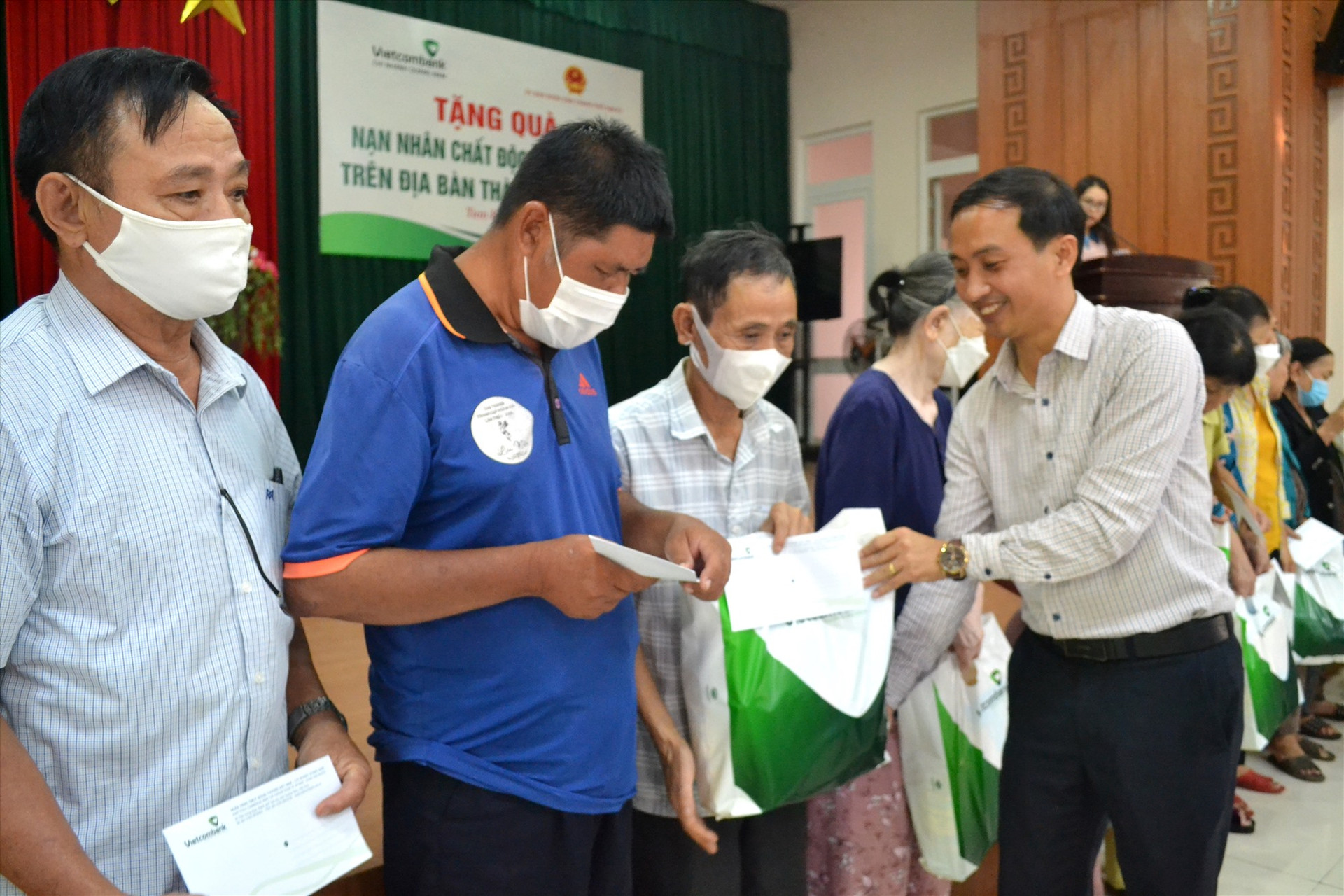 Ông Nguyễn Hồng Lai trao quà hỗ trợ nạn nhân chất độc da cam ở Tam Kỳ. Ảnh: Q.VIỆT
