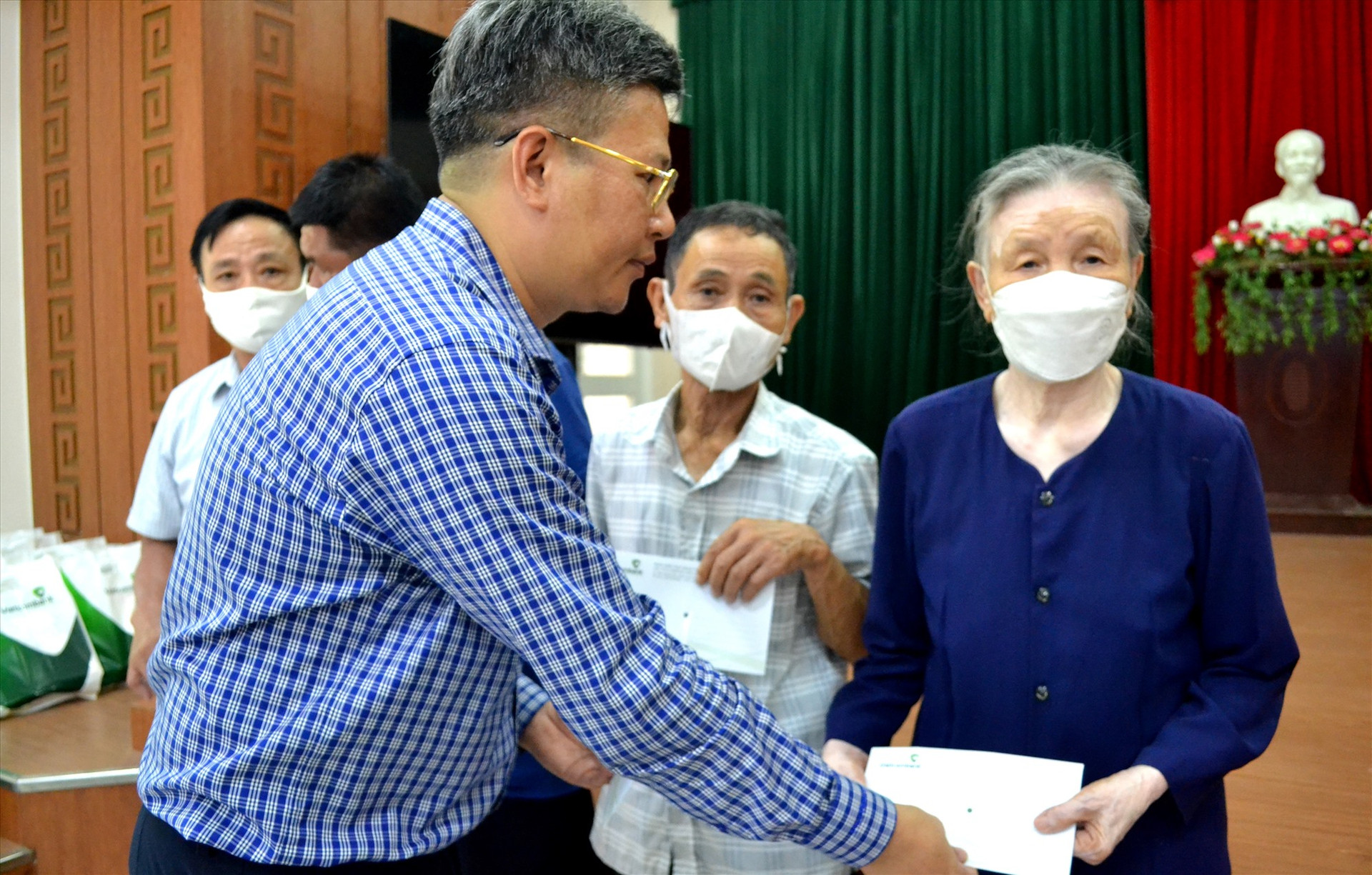 Ông Trịnh Phú Tín - Phó Giám đốc Vietcombank Quảng Nam trao quà hỗ trợ nạn nhân chất độc da cam ở Tam Kỳ. Ảnh: Q.VIỆT