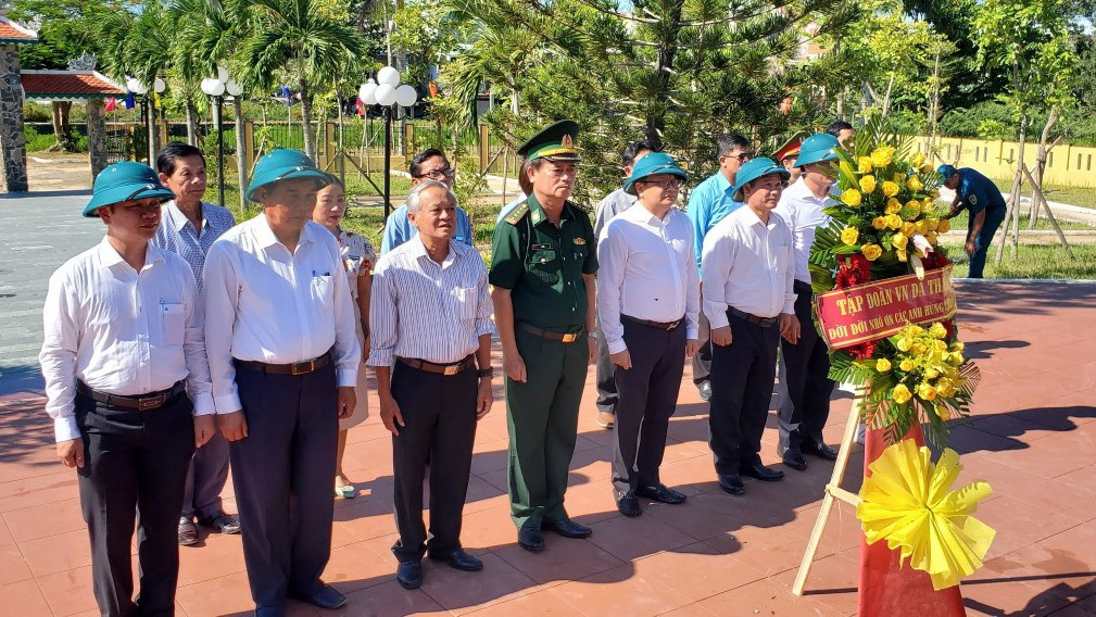 Viếng hương các anh hùng, liệt sĩ ghi danh tại nhà bia tưởng niệm phường Điện An.