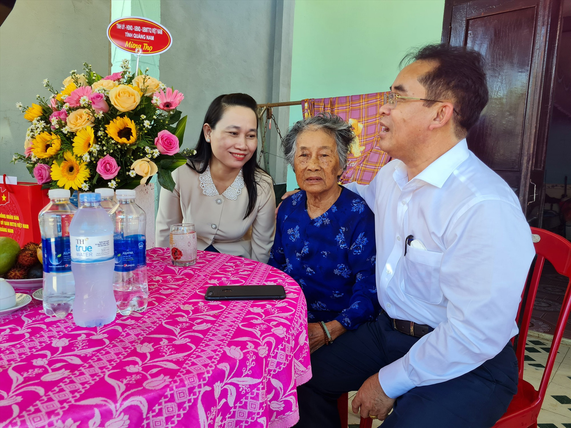 Phó Chủ tịch UBND tỉnh Trần Anh Tuấn trong lần đến thăm người cao tuổi cũng là người có công tại huyện Bắc Trà My. Ảnh: D.L