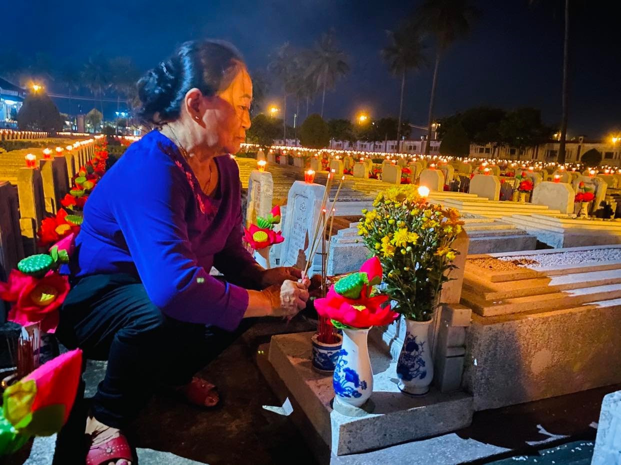 Thắp nến tri ân tại Nghĩa trang Liệt sĩ Điện Bàn. Ảnh: K.L
