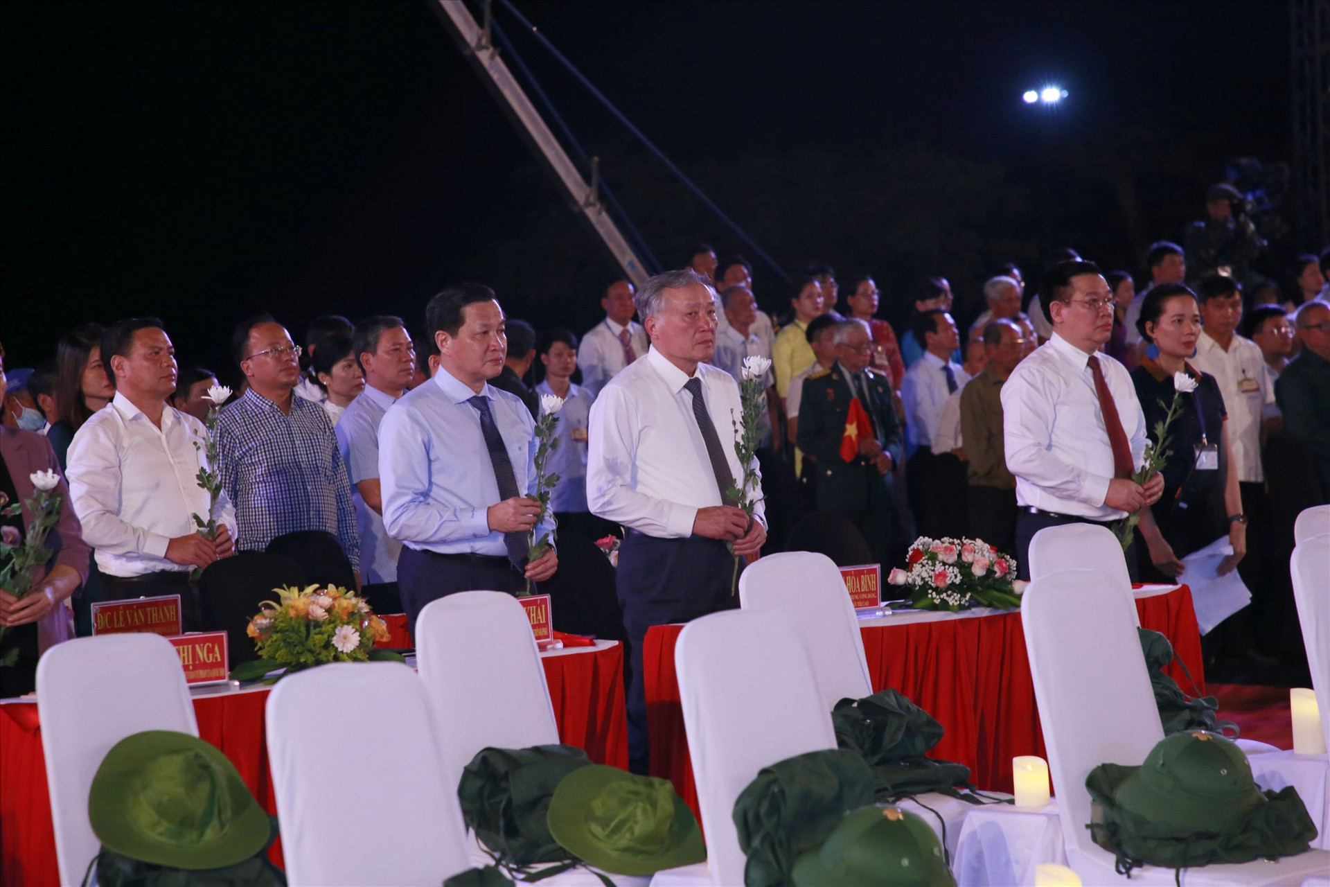Đại biểu lãnh đạo Đảng, Nhà nước mang theo đóa hoa cúc dâng lên anh linh các anh hùng liệt sĩ.