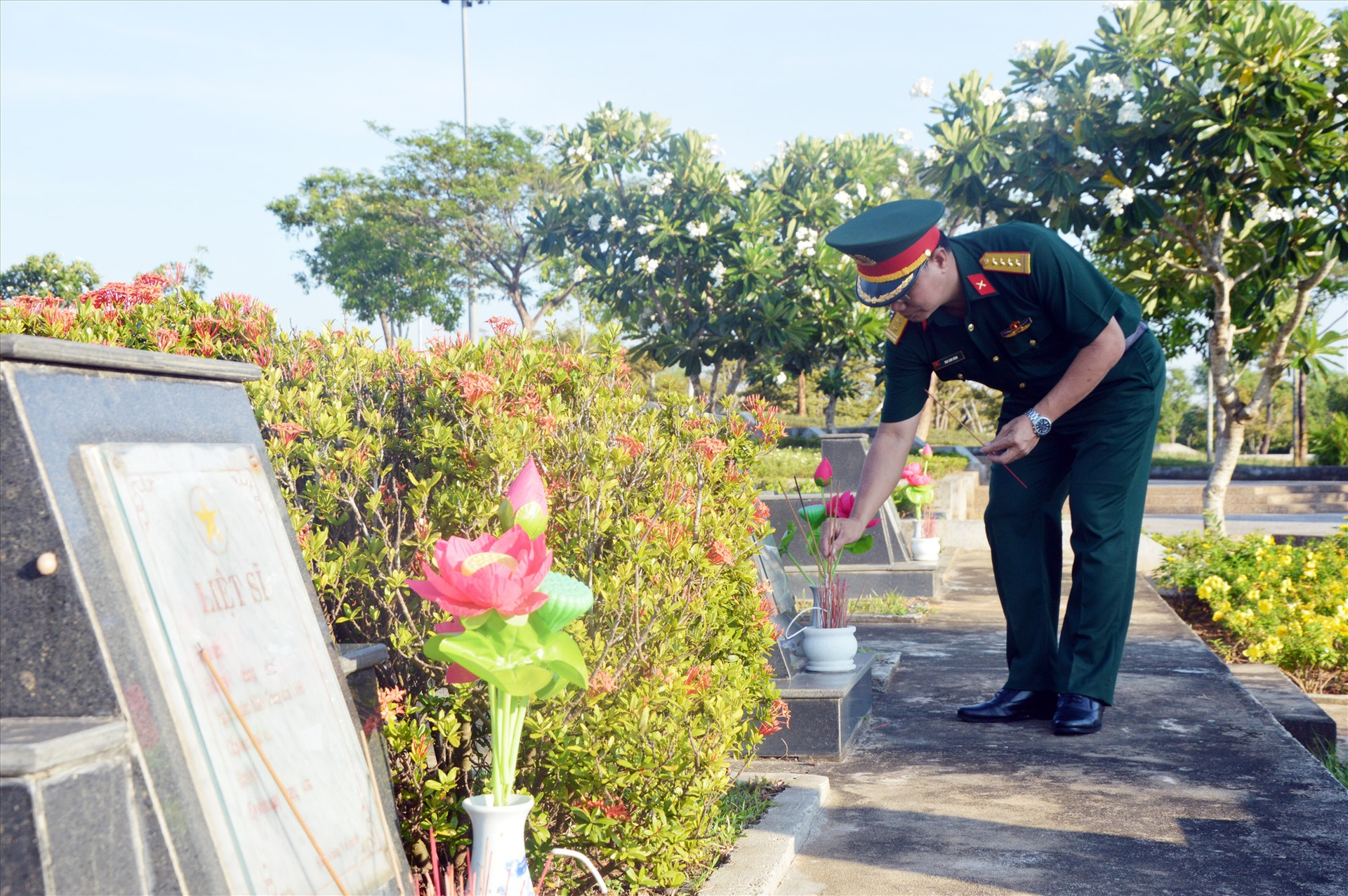 Đại tá Mai Kim Bình, Chính ủy Bộ CHQS tỉnh viếng hương tại các phần mộ liệt sĩ dịp 27.7