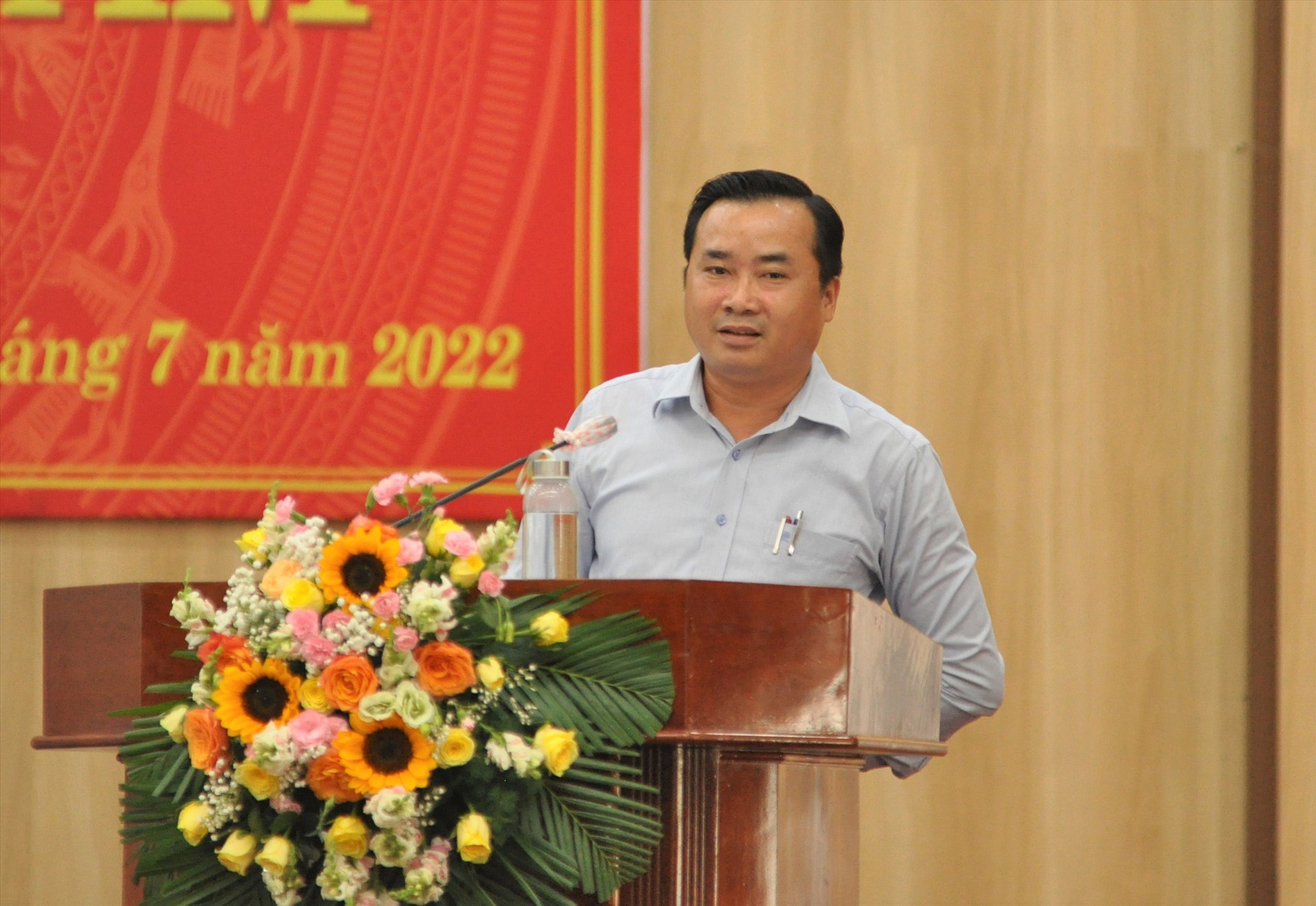 Ông Trần Thanh Dương - Giám đốc Ban quản lý dự án đầu tư xây dựng thành phố trả lời chất vấn về các dự án đầu tư khởi công mới chậm. Ảnh: X.P