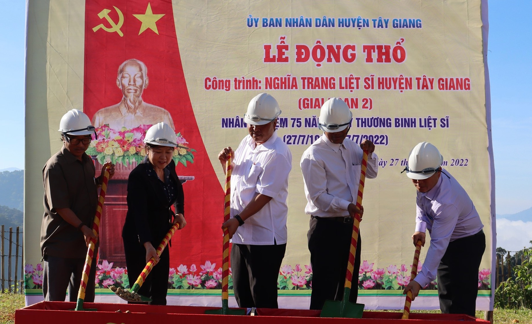 Tây Giang tổ chức Lễ Động thổ Nghĩa trang liệt sĩ của huyện tại thôn Axoo, xã A Nông. Ảnh H.Thúy