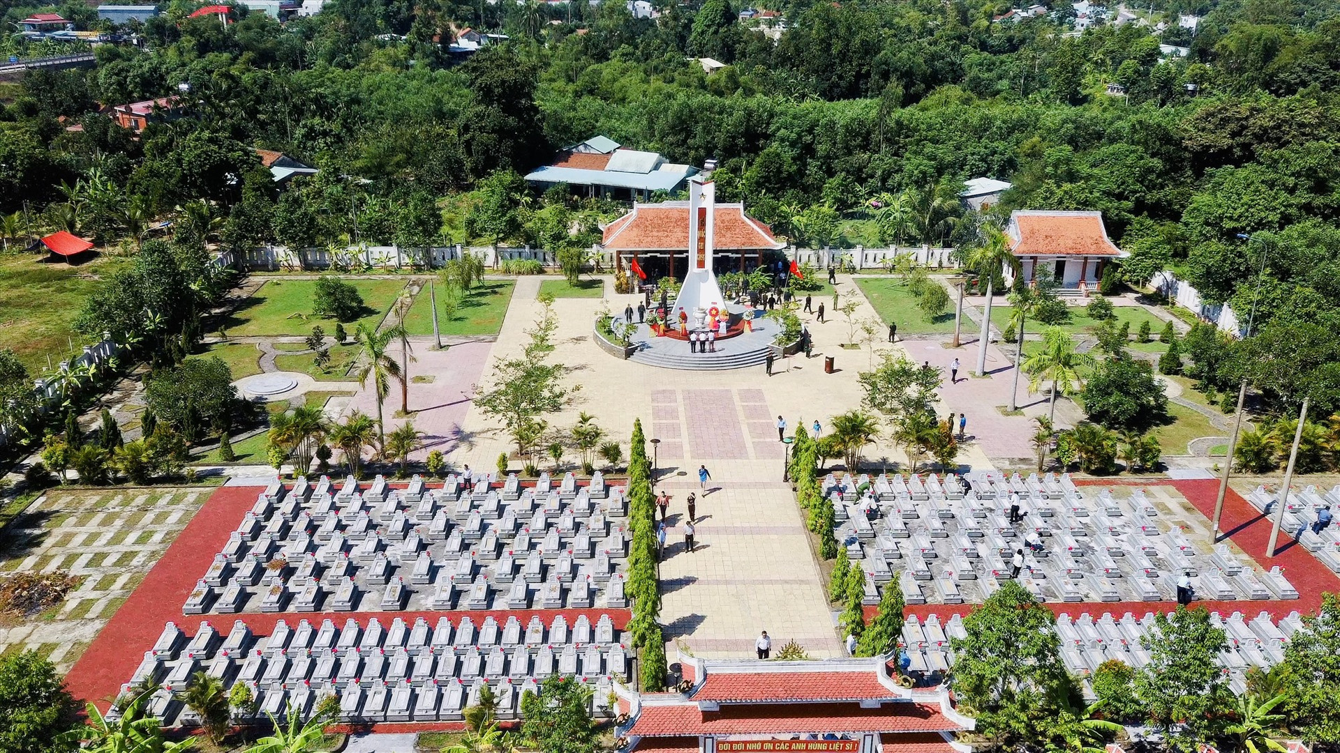 Đoàn đại biểu viếng hương tại Nghĩa trang liệt sĩ huyện Nông Sơn. Ảnh: TÂM LÊ