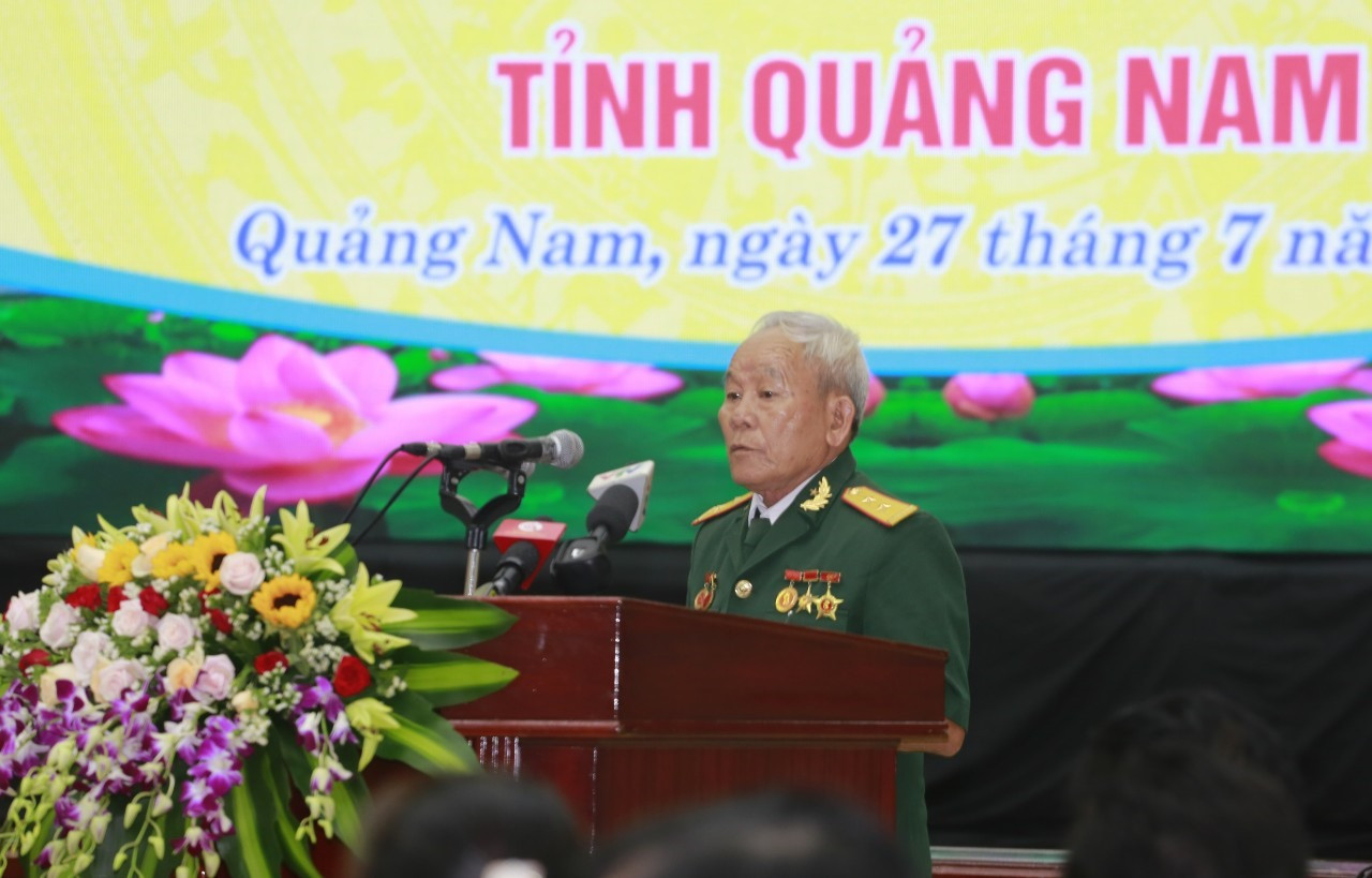 Ông Hồ Xuân Quang đại diện cho người có công phát biểu tại buổi gặp mặt. Ảnh: C.L