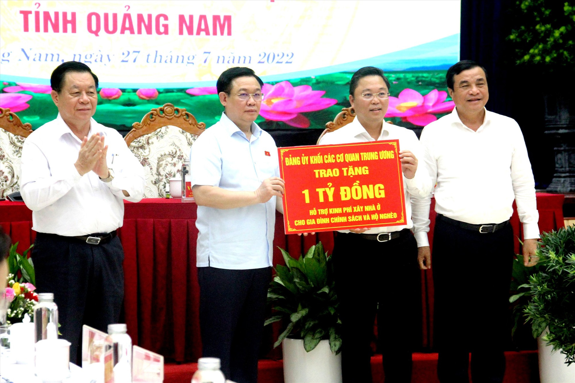 Chủ tịch Quốc hội Vương Đình Huệ đã trao biển tượng trưng 1 tỷ đồng hỗ trợ kinh phí xây dựng nhà ở cho gia đình chính sách và hộ nghèo trên địa bàn tỉnh. Đây là quà tặng của Đảng ủy Khối các cơ quan Trung ương dành cho NCC tỉnh Quảng Nam.
