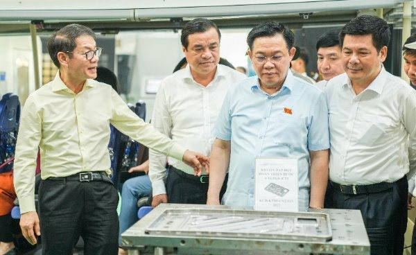 Chủ tịch Quốc hội Vương Đình Huệ thăm một nhà máy của Thaco. Ảnh: H.Đ
