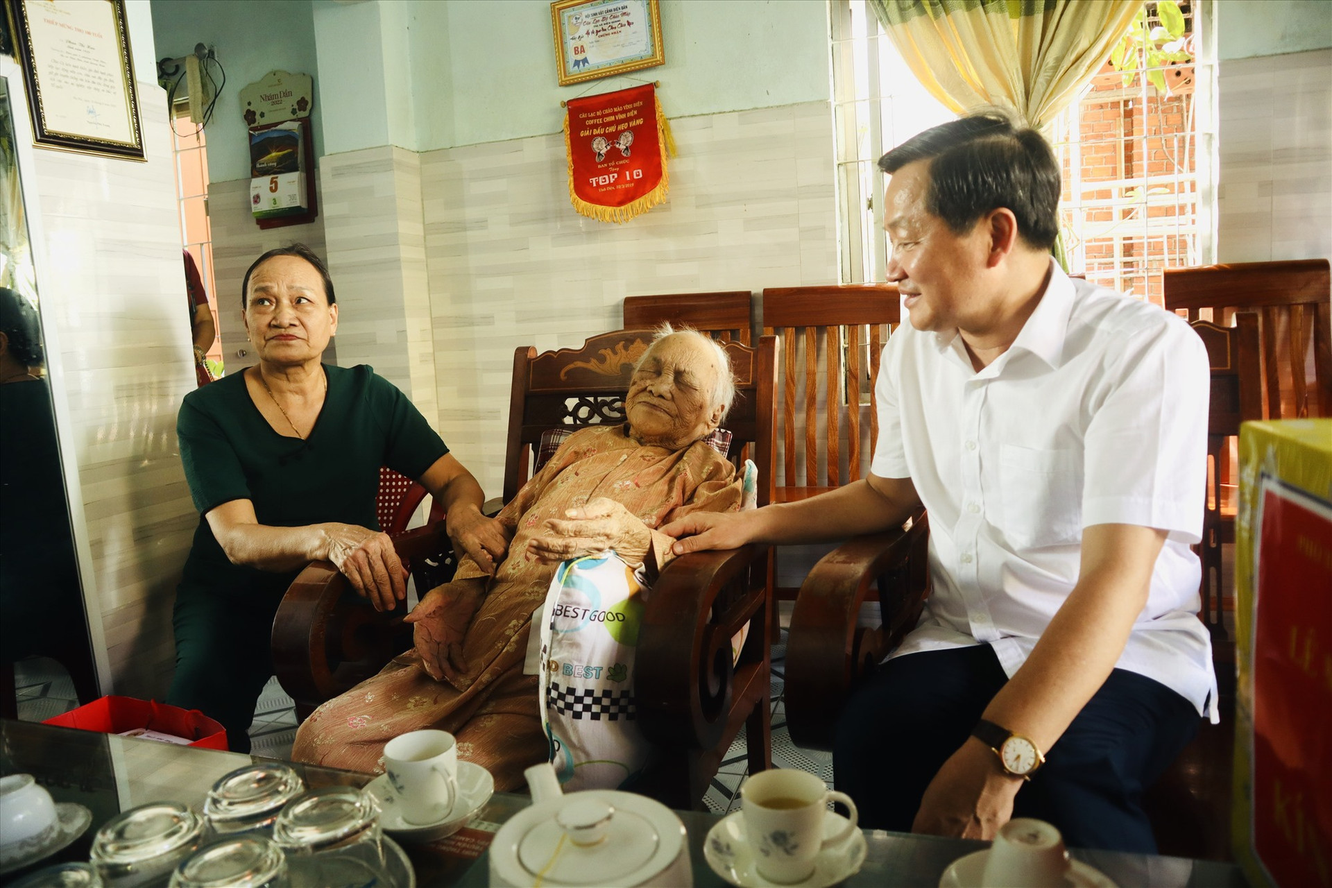 Phó Thủ tướng Chính phủ Lê Minh Khái gửi lời hỏi thăm sức khỏe Mẹ Việt Nam Anh Hùng Phan Thị Hựu, năm nay đã 102 tuổi. Ảnh: Q.T
