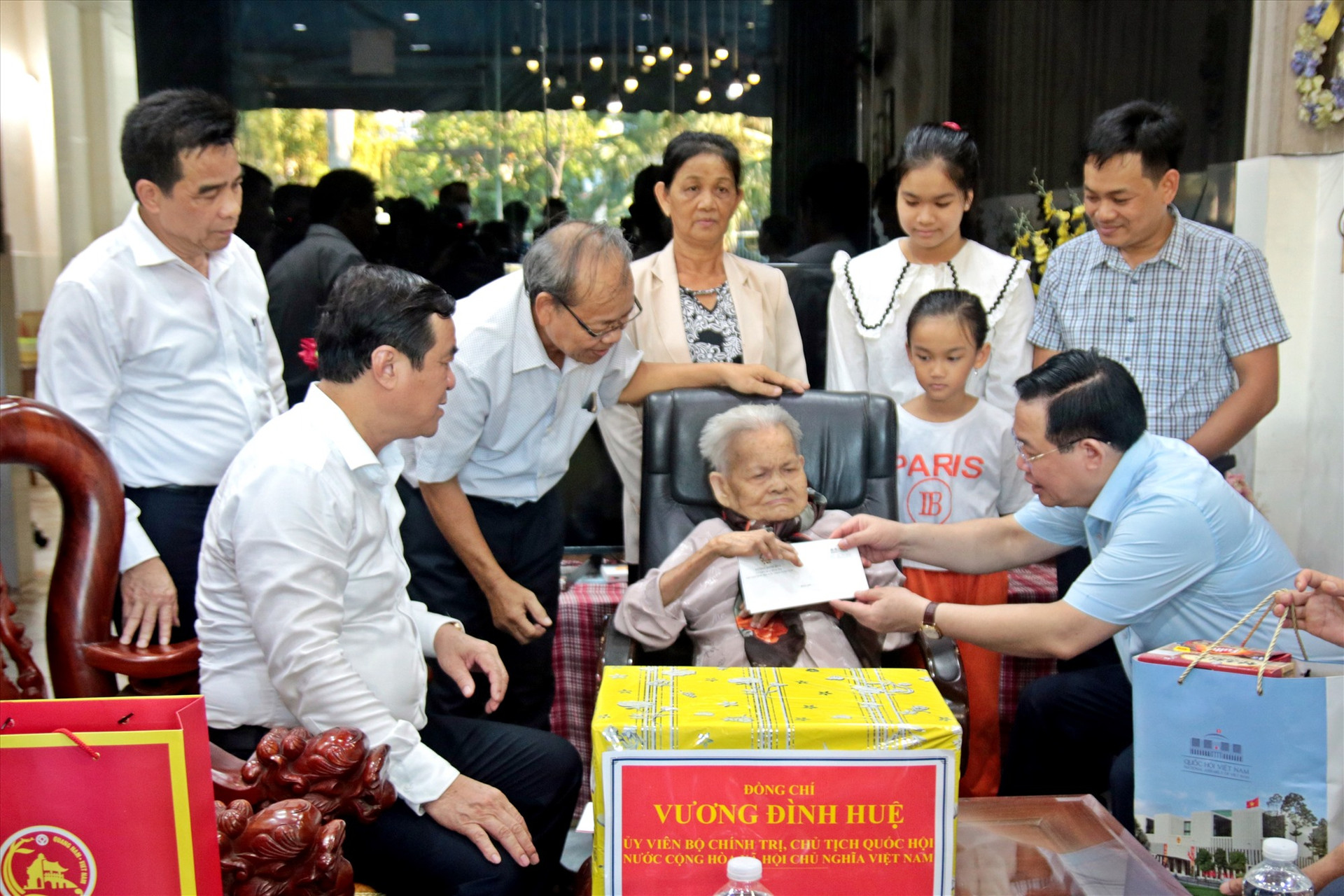 Đồng chí Vương Đình Huệ và lãnh đạo tỉnh Quảng Nam tặng quà, thăm hỏi Mẹ Việt Nam anh hùng Trần Thị Ấm. Ảnh: H.Đ
