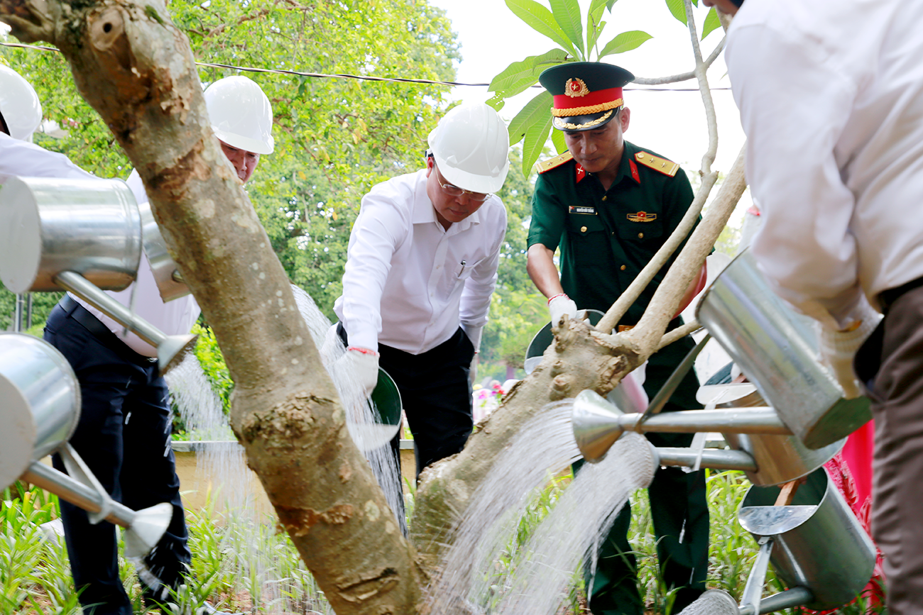 Đoàn Quảng Nam trồng cây lưu niệm gần khuôn viên nhà bia ghi danh liệt sĩ quê quán Quảng Nam - Đà Nẵng. Ảnh: THÀNH CÔNG
