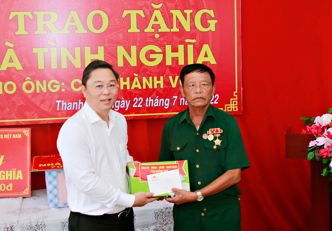 Chủ tịch UBND tỉnh Lê Trí Thanh tặng quà cựu chiến binh Cao Thành Vơi. Ảnh: THÀNH CÔNG