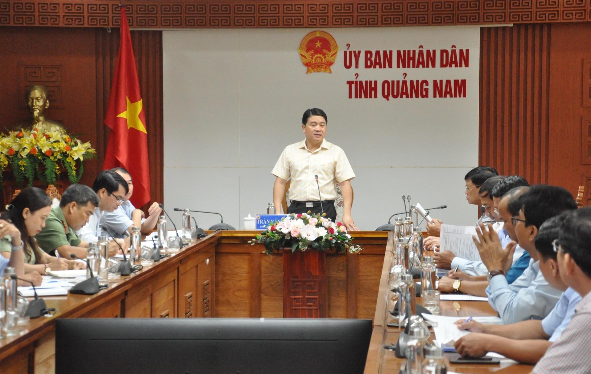 Phó Chủ tịch UBND tỉnh Trần Văn Tân nhấn mạnh nguyên tắc cứ thiếu giáo viên thì tổ chức thi tuyển. Ảnh: X.P