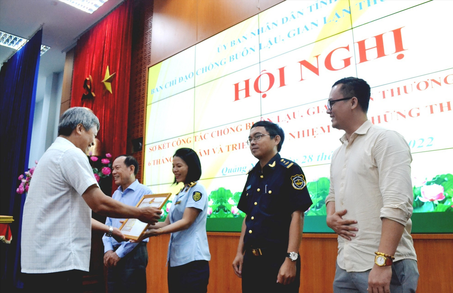 Phó Chủ tịch UBND tỉnh Hồ Quang Bửu khen thưởng các cá nhân có thành tích xuất sắc trong chống buôn lậu, gian lận thương mại, hàng giả. Ảnh: Q.VIỆT