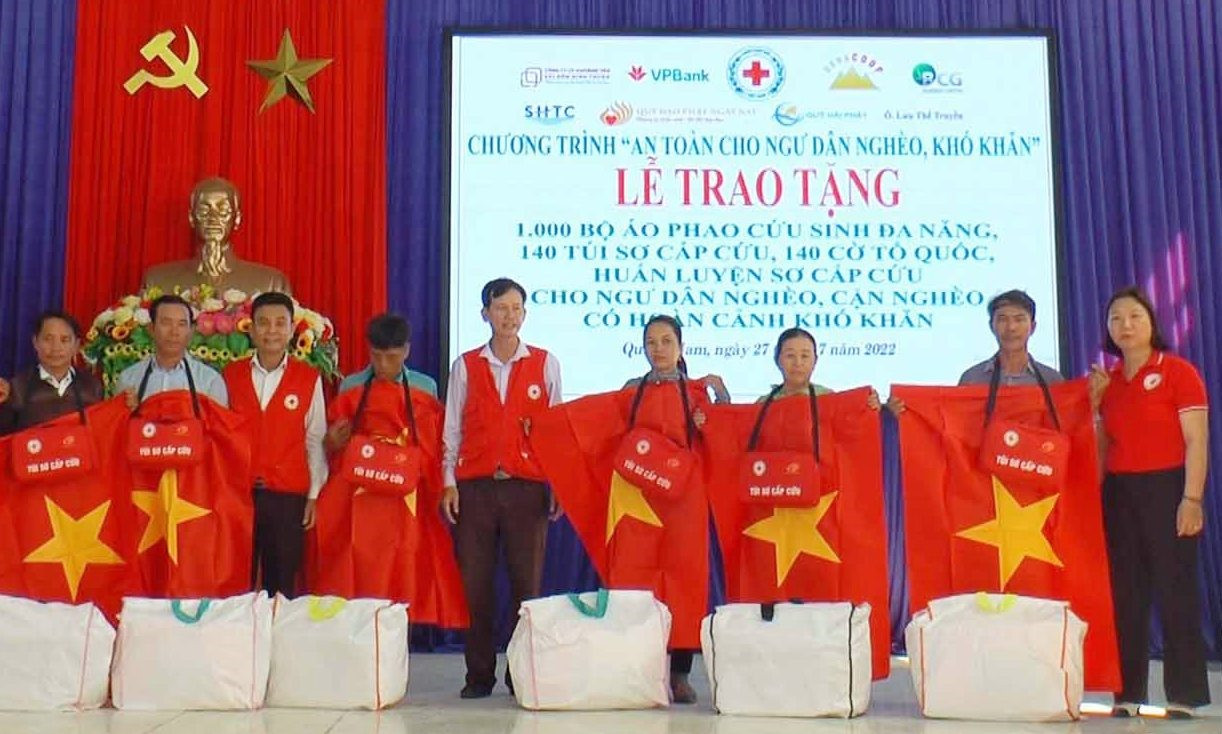 Hội CTĐ tỉnh tặng áo phao và túi sơ cấp cứu cho chủ tàu và ngư dân khó khăn tại Bình Nam, Bình Hải (Thăng Bình).