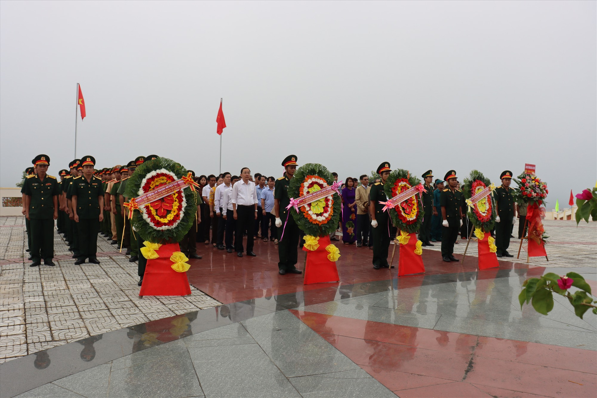 UBND huyện Tây Giang tổ chức viếng hương tại Đài tưởng niệm Anh hùng liệt sỹ huyện. Ảnh: T.Q