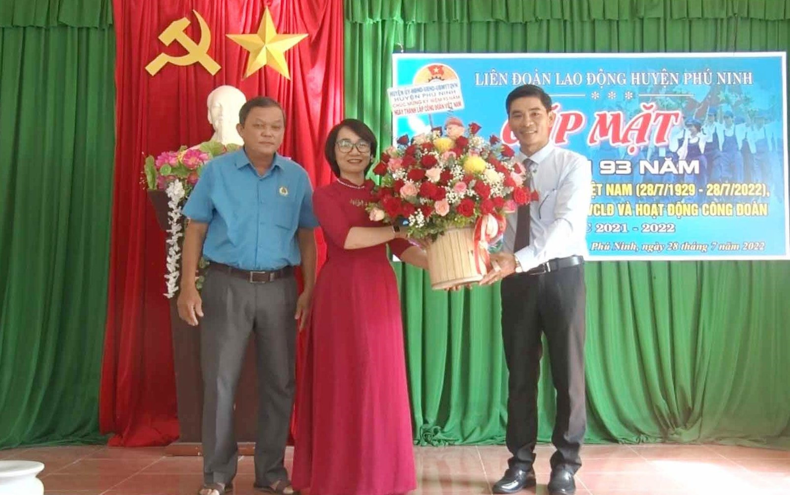 Lãnh đạo huyện Phú Ninh chúc mừng LĐLĐ huyện nhân dịp kỷ niệm 93 năm ngày thành lập Công đoàn Việt Nam. Ảnh: V.Đ
