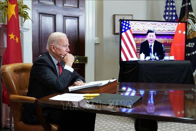 Tổng thống Mỹ Joe Biden (trái) và Chủ tịch Trung Quốc Tập Cận Bình trong cuộc họp trực tuyến ngày 15-11-2021. Ảnh tư liệu: AFP/TTXVN