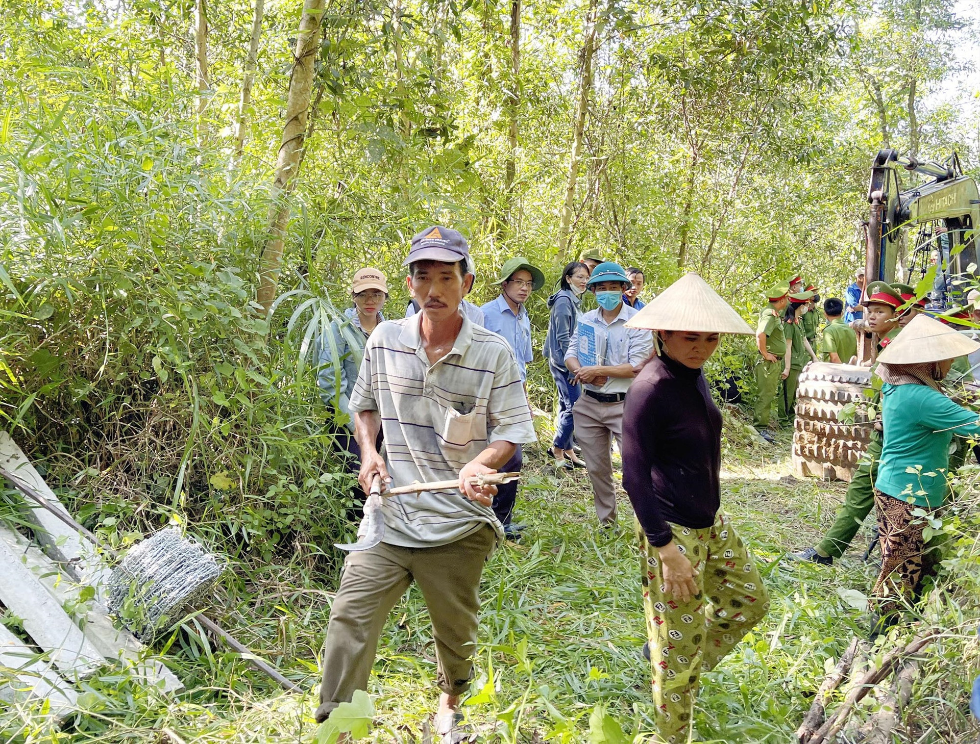 Lực lượng chức năng thực hiện cưỡng chế thi hành án diện tích 31,4m4 đất dường lâm sinh tại thôn An Phố (xã Bình Lâm, Hiệp Đức). Ảnh: N.Đ