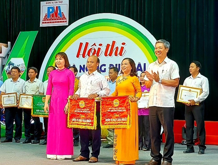 Phó Chủ tịch UBND tỉnh Hồ Quang Bửu và lãnh đạo Hội Nông dân tỉnh trao giải Nhất toàn đoàn cho đơn vị Điện Bàn và Nam Giang. Ảnh: PV