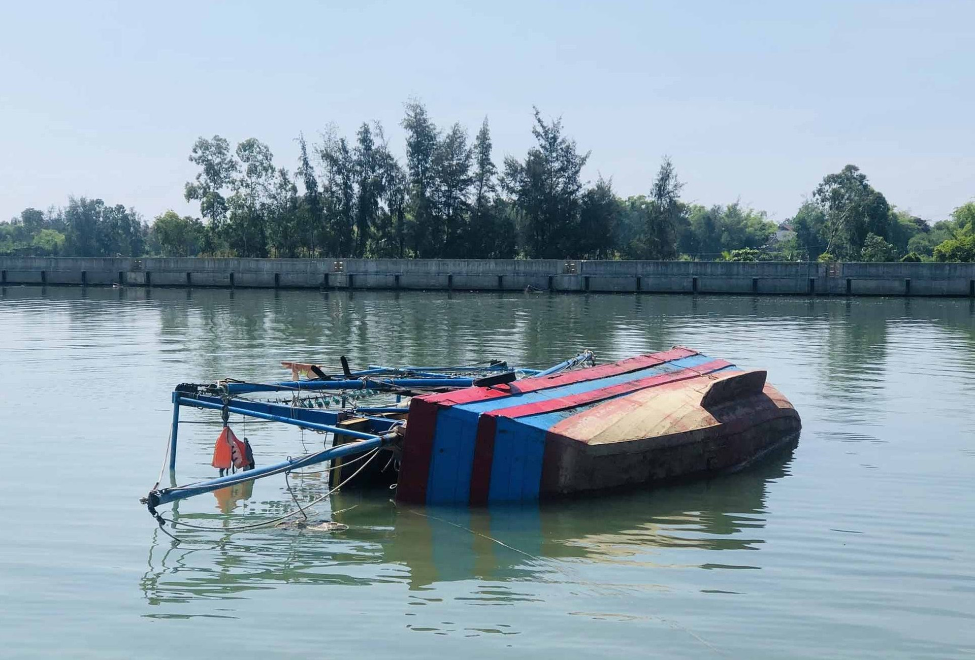 Tàu cá của ngư dân xã Bình Minh bị chìm