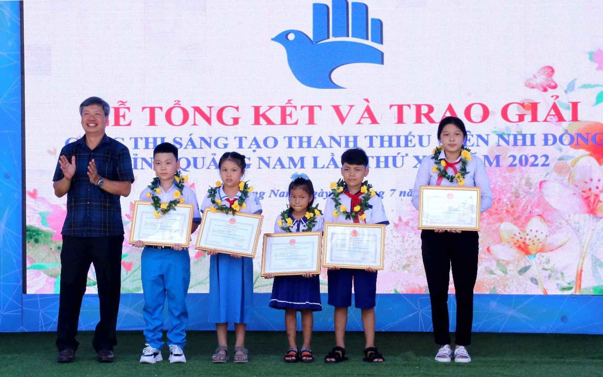 Phó Chủ tịch UBND tỉnh Hồ Quang Bửu trao giải cho các thí sinh đạt giải Nhất. Ảnh: H.Q