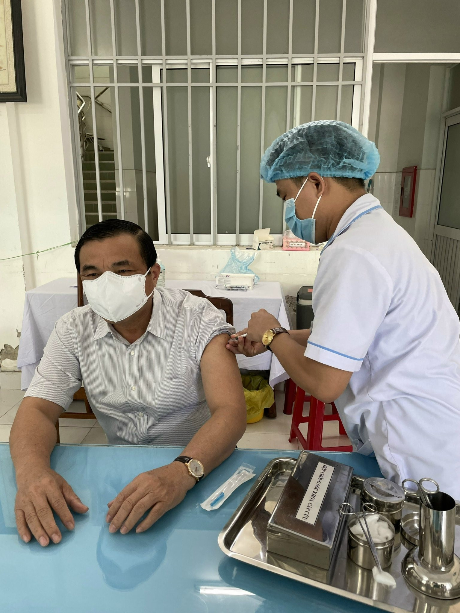 Bí thư Tỉnh ủy Phan Việt Cường tiêm vắc xin mũi 4 tại điểm tiêm của Bệnh viện Đa khoa Quảng Nam. Ảnh: BVCC