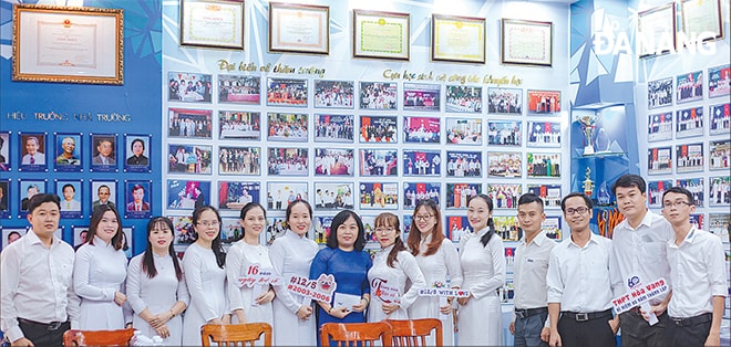 Cựu học sinh Trường THPT Hòa Vang gặp mặt nhân dịp kỷ niệm 60 năm ngày thành lập trường. Ảnh: QUANG ANH