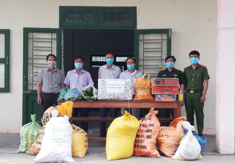 Ủy ban MTTQ Việt Nam và các đoàn thể huyện Bắc trà My đến thăm và hỗ trợ lương thực, thực phẩm cho khu cách ly tập trung