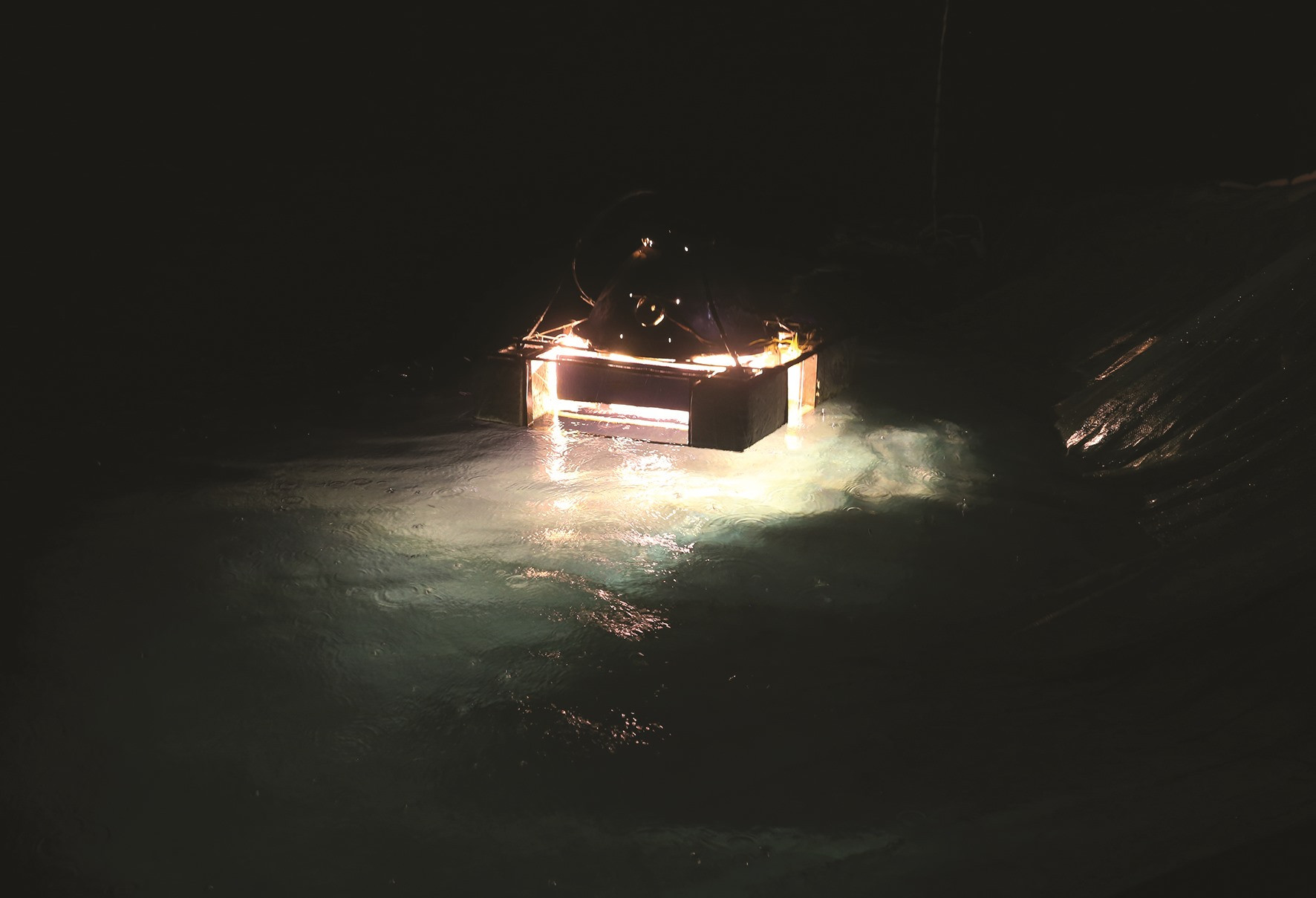Hệ thống bóng đèn trên tàu tắt hẳn chỉ còn một bóng được thiết kế nổi trên mặt nước để gom cá vào.