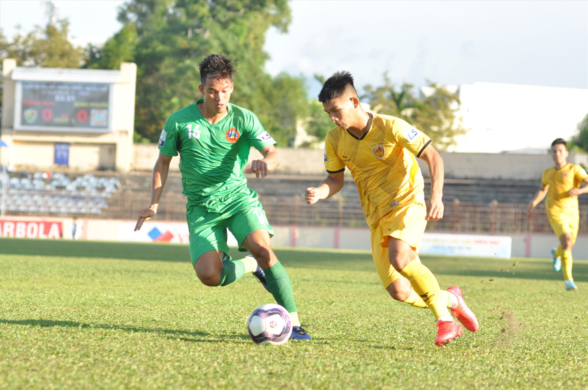 Nguyễn Văn Trạng (bên phải) là một trong những cầu thủ thi đấu nổi bật nhất của Quảng Nam trong những trận đấu gần đây. Ảnh: A.NHI