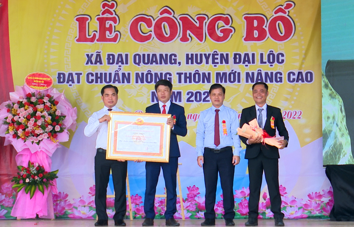 Lãnh đạo huyện Đại Lộc trao Bằng công nhận xã nông thôn mới nâng cao cho lãnh đạo xã Đại Quang.