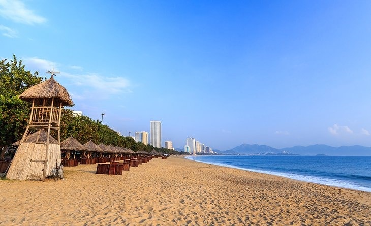 For sandy fun in Vietnam, Nha Trang is king. The well-maintained beach trundles for six kilometers along the shoreline of central Nha Trang city and during summer is jam-packed with local families on vacation, as well as foreign visitors.