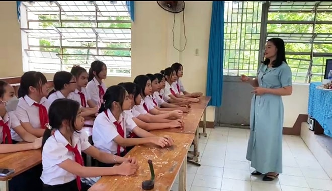 Cô Nguyễn Thị Phương Mai, Chủ nhiệm CLB Dân ca Trường THCS Trần Quang Khải dạy dân ca cho học sinh. Ảnh: T.T
