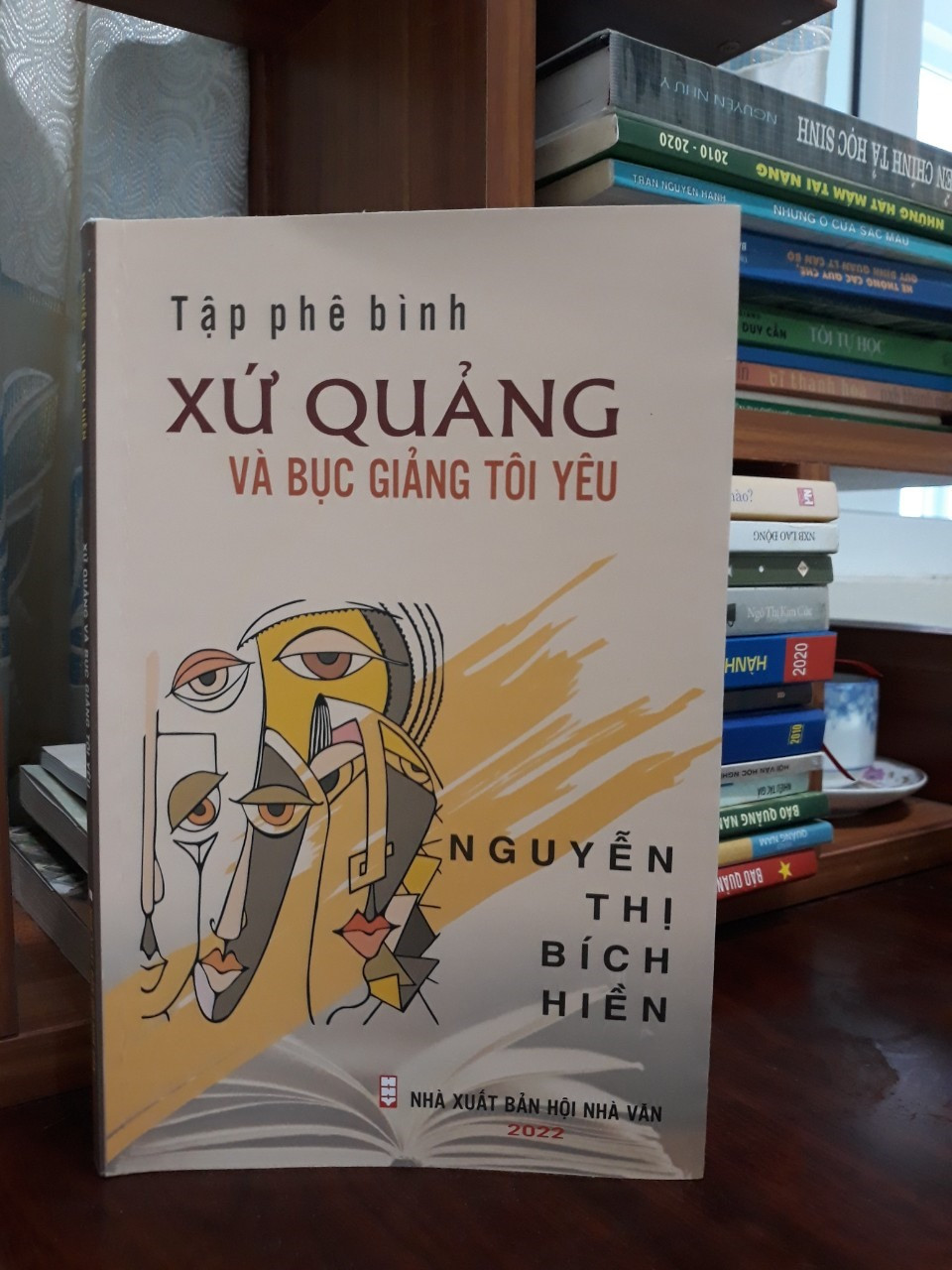 Bìa tập sách “Xứ Quảng và bục giảng tôi yêu”.