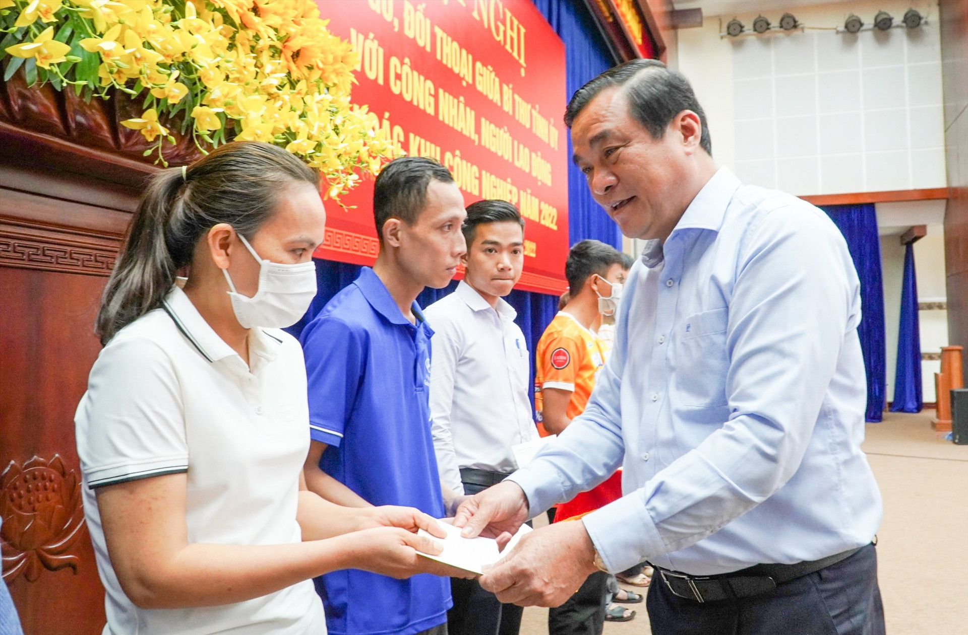 Tại buổi đối thoại, Bí thư Tỉnh ủy Phan Việt Cường đã tặng 40 suất quà cho công nhân lao động có hoàn cảnh khó khăn trên địa bàn tỉnh. Mỗi suất quà trị giá 1 triệu đồng, nhằm động viên, chia sẻ khó khăn với người lao động.