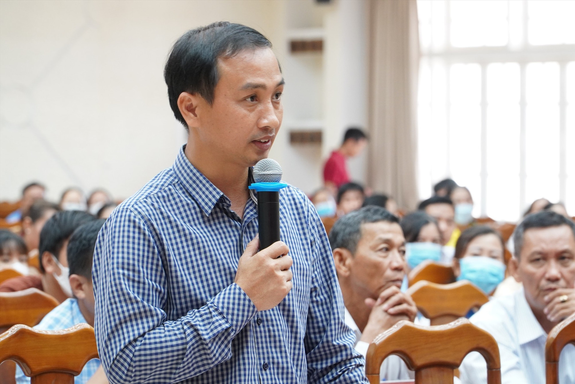 Ông Nguyễn Hồng Lai – Phó Chủ tịch UBND TP. Tam Kỳ trả lời câu hỏi của bà Huỳnh Thị Dư.