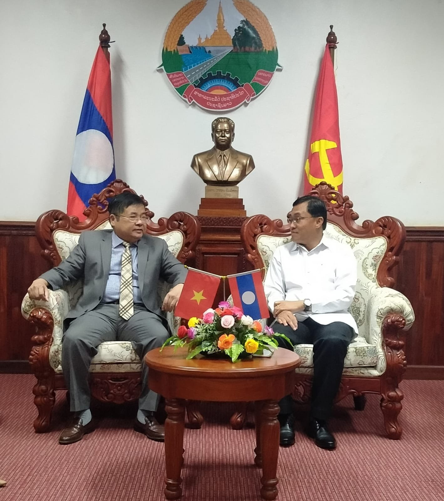 Leaders of the QNDF have a courtesy visit to Governor of Sekong province.