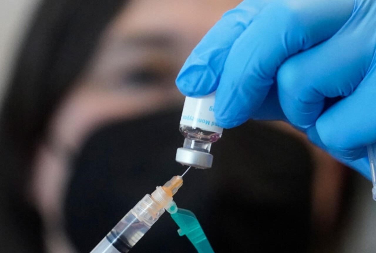 Nhân viên y tế tại Mỹ chuẩn bị liều tiêm vắc xin bệnh đậu mùa khỉ. Ảnh: AP
