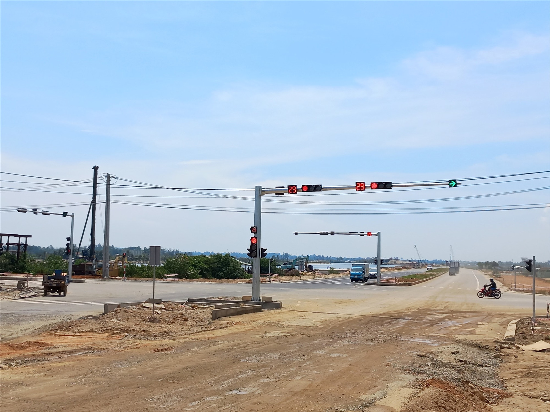 Nút giao giữa đường Võ Chí Công với đường Quang Trung đang trong giai đoạn hoàn thiện. Ảnh: CT
