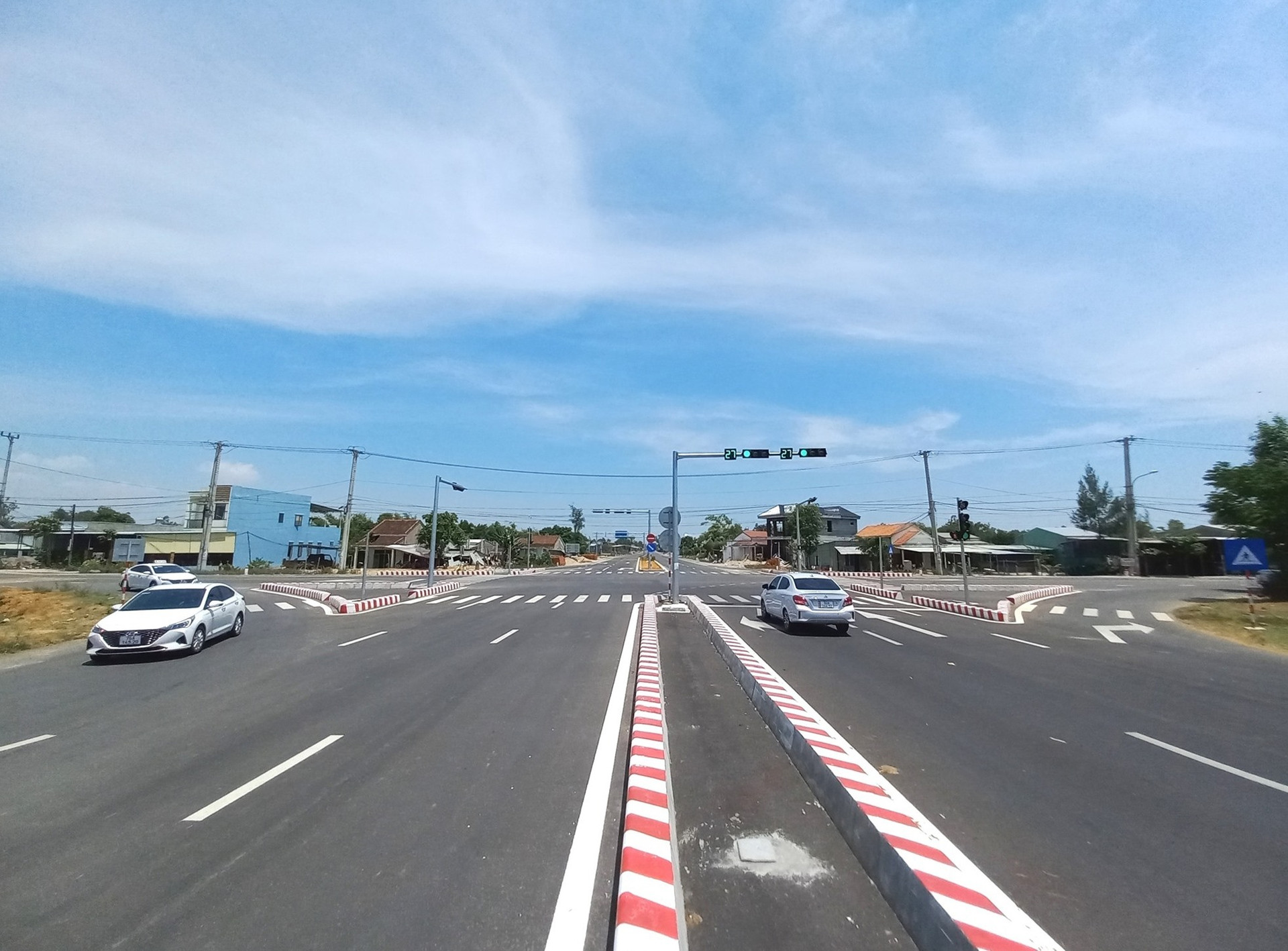 Hoàn thành thi công nút giao đường Võ Chí Công với đường vào sân bay Chu Lai. Ảnh: CT