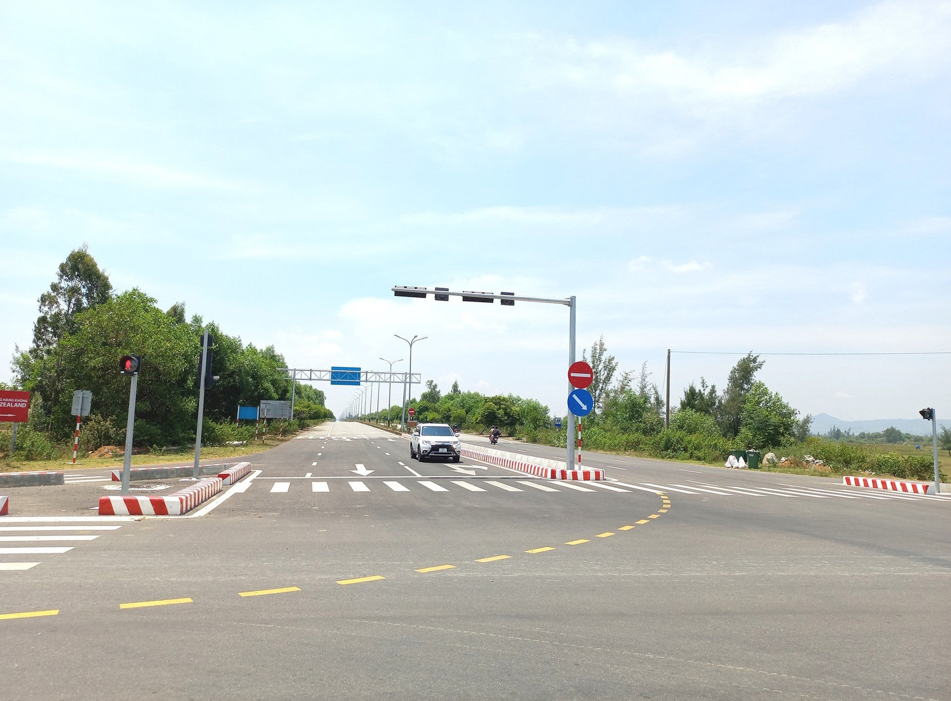 Hoàn thiện nút giao giữa đường Võ Chí Công với tuyến ĐT620 và đường vào sân bay Chu Lai. Ảnh: CT