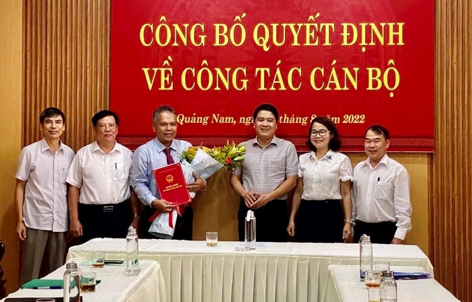 Phó Chủ tịch UBNd tỉnh Trần Văn Tân trao quyết định bổ nhiệm ông Phùng Văn Huy. Ảnh: T.Thảo