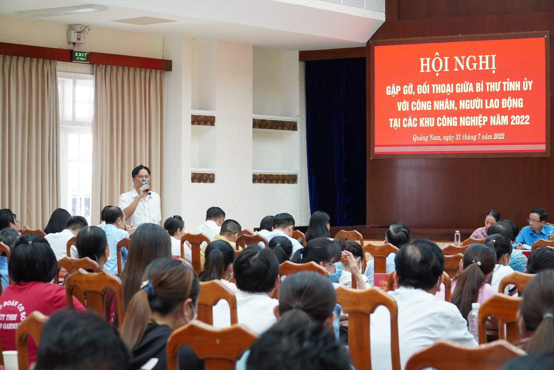 Tại hội nghị đối thoại, Phó Giám đốc Sở LĐ-TB&XH Nguyễn Quí Quý đã trả lời câu hỏi của công nhân lao động. Ảnh: D.L