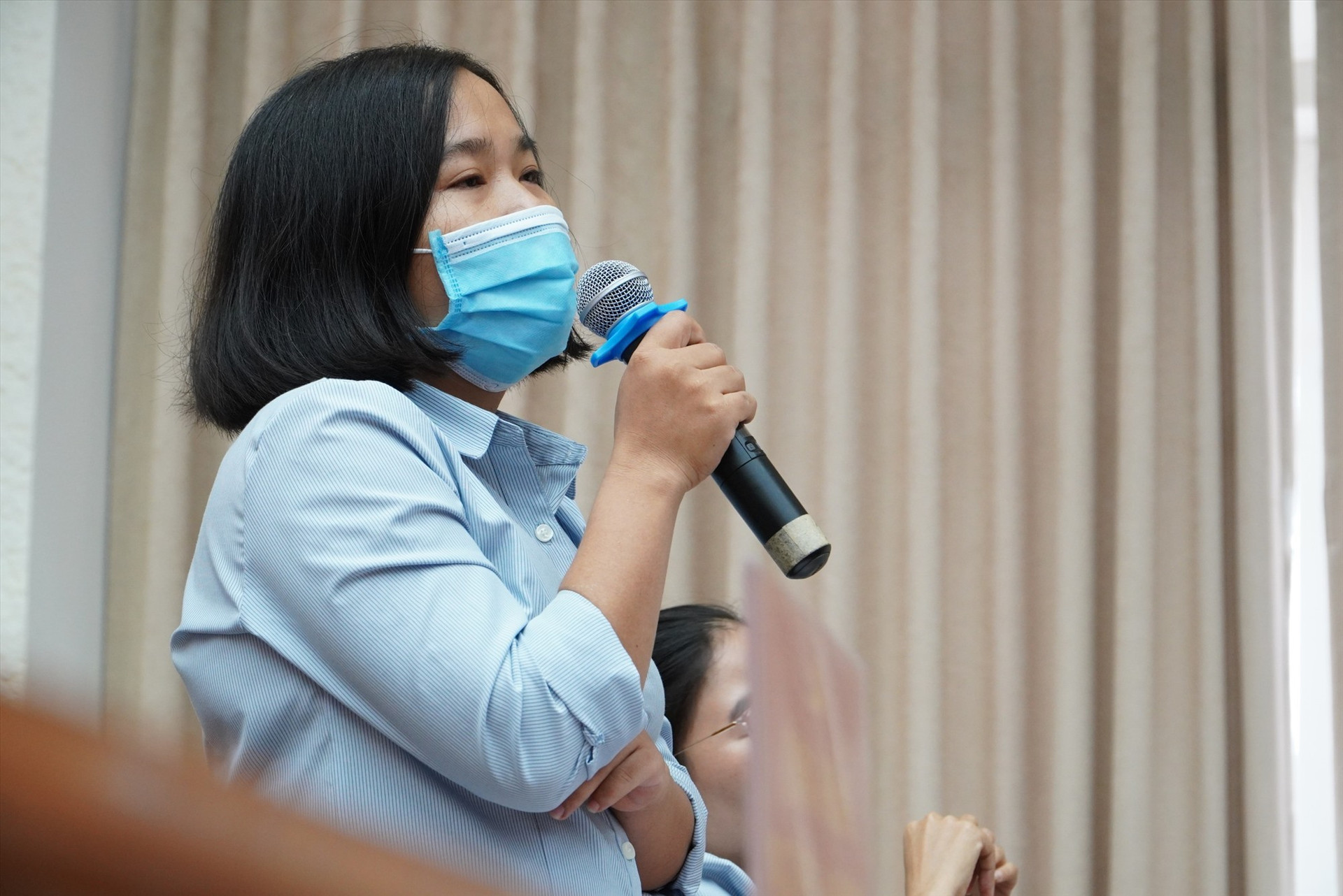 Bà Mai Thị Thu Hà (Công ty Hyosung Quảng Nam) đã hỏi về thời gian nhận hỗ trợ tiền thuê nhà cho người lao động. Ảnh: D.L