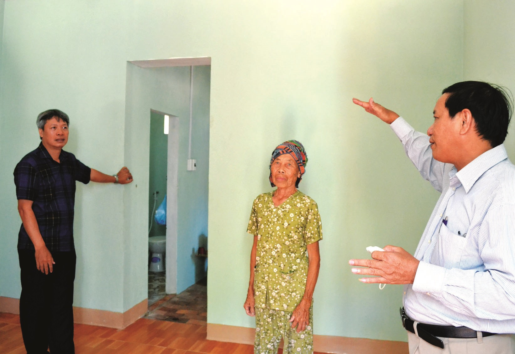 Phó Chủ tịch UBND tỉnh Hồ Quang Bửu khảo sát xây dựng phòng để chống bão lũ tại nhà một hộ dân ở xã Bình Đào. Ảnh: NGUYỄN QUANG