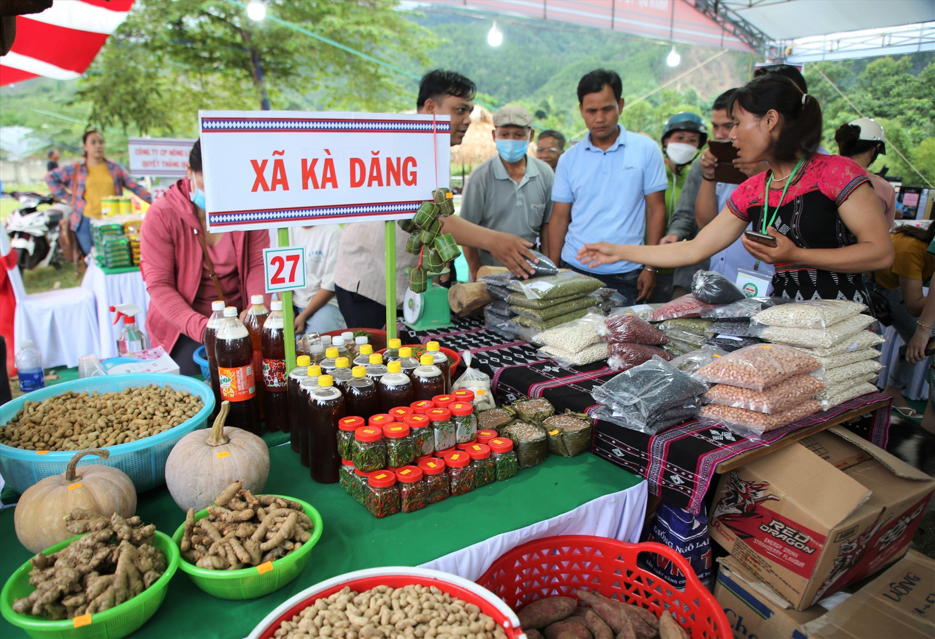 Nông sản được bày bán tại hội chợ miền núi phần lớn là sản phẩm khởi nghiệp của thanh niên địa phương. Ảnh: ALĂNG NGƯỚC