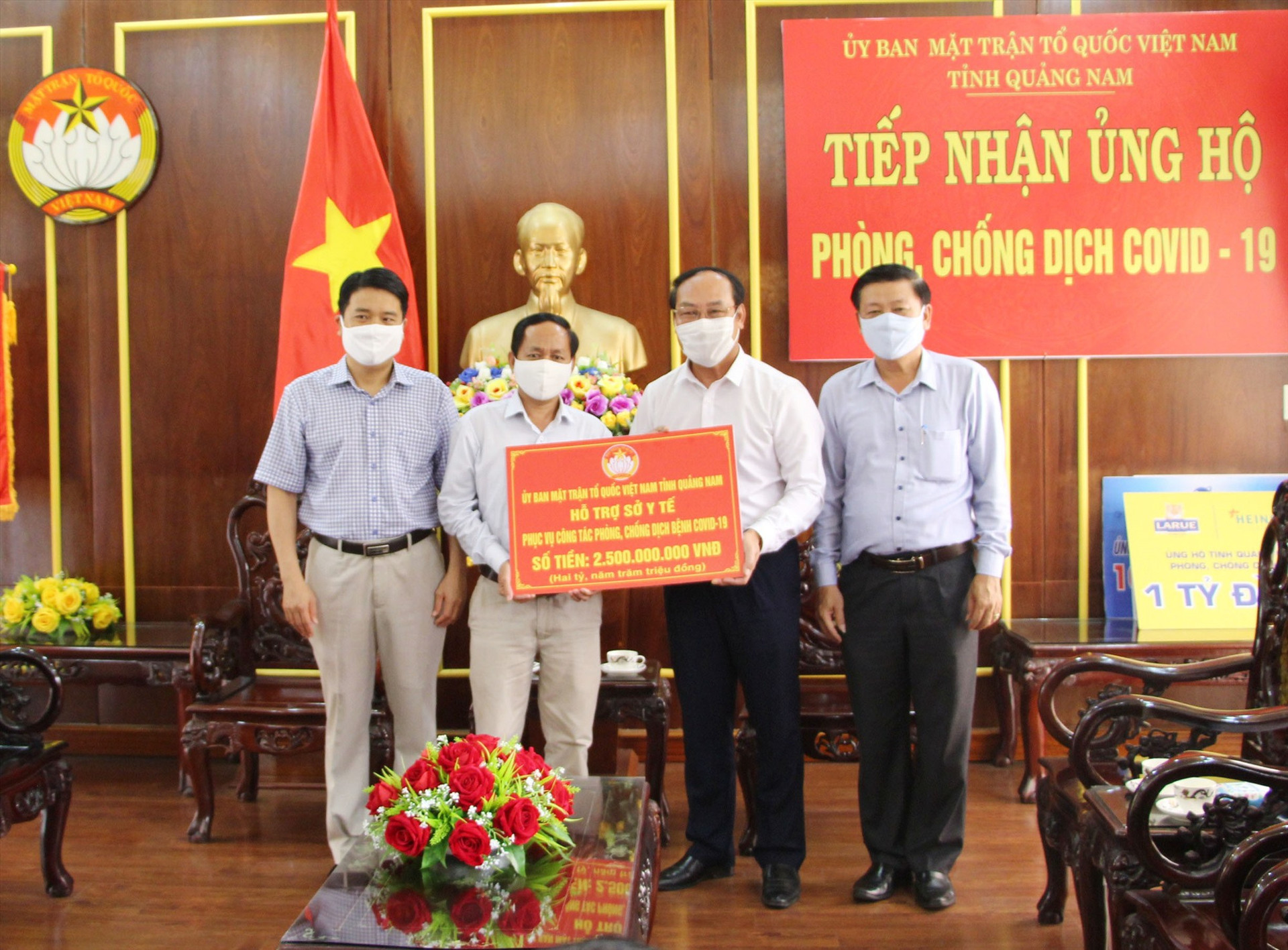 Lãnh đạo Ủy ban MTTQ Việt Nam tỉnh trao 2,5 tỷ đồng hỗ trợ Sở Y tế công tác phòng, chống dịch bệnh Covid-19. Ảnh: L.N.T