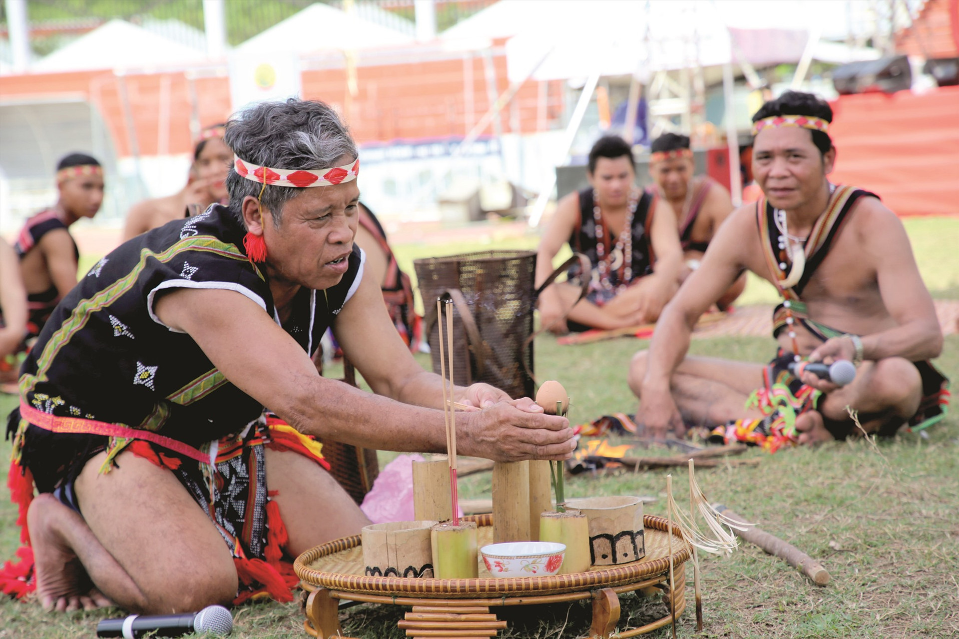 Già làng tái hiện nghi thức cúng thần rừng tại lễ hội vùng cao. Ảnh: ALĂNG NGƯỚC
